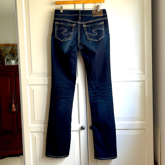 NWOT Silver Suki fit, Super stretch, mid-rise slim boot jeans. W28, L33 - Picture 2 of 11